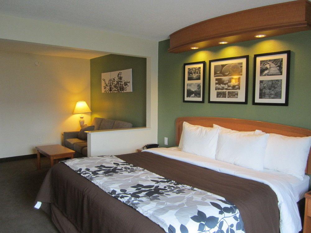 Clarion Pointe Hotel