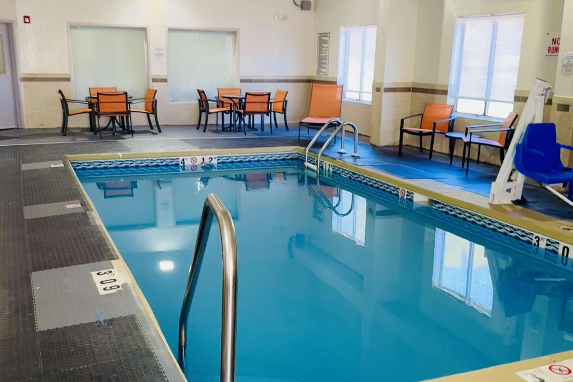 Clarion Pointe Hotel 2*