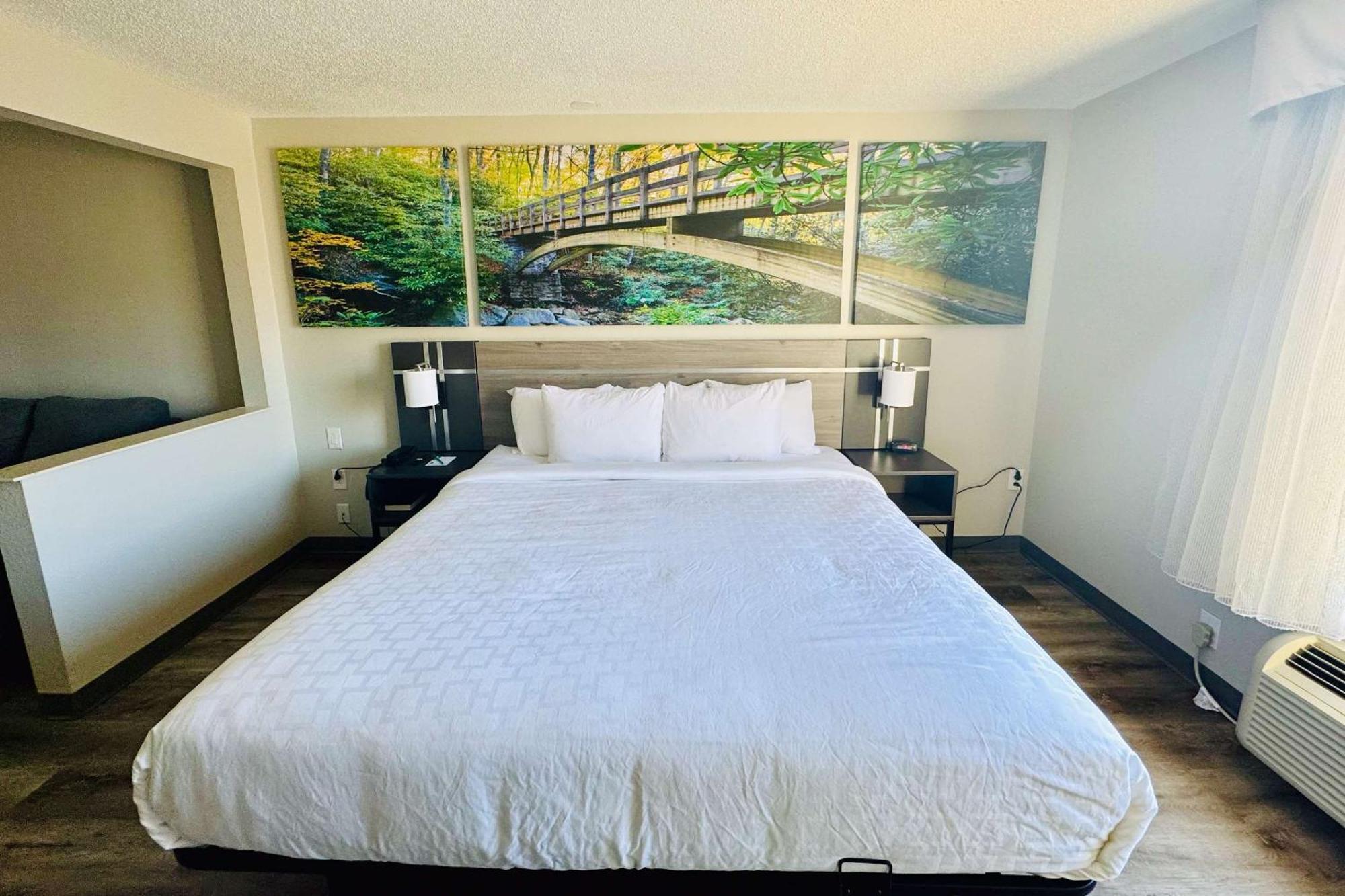 Clarion Pointe Hotel 2*