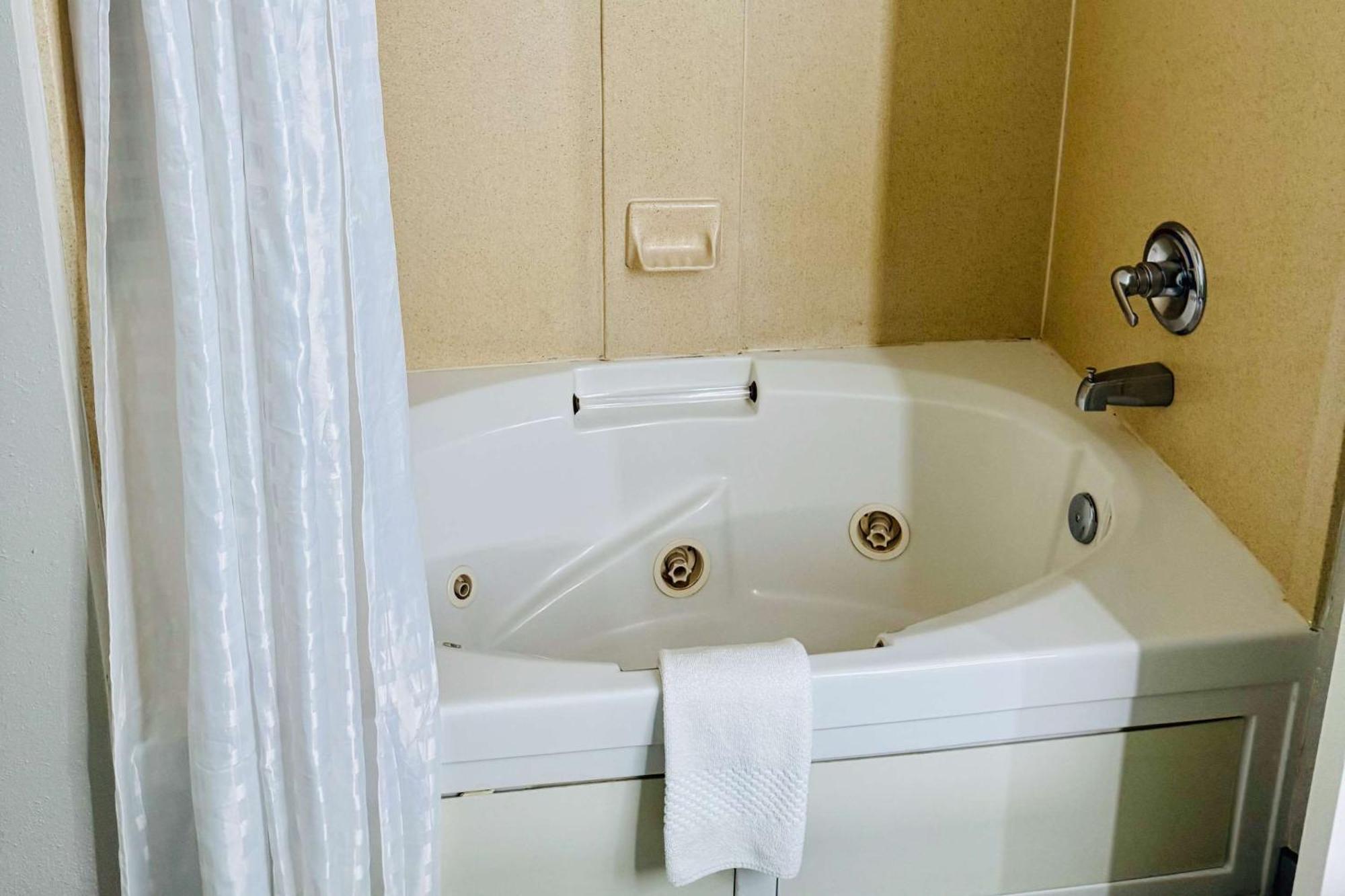 Clarion Pointe 2* Albemarle