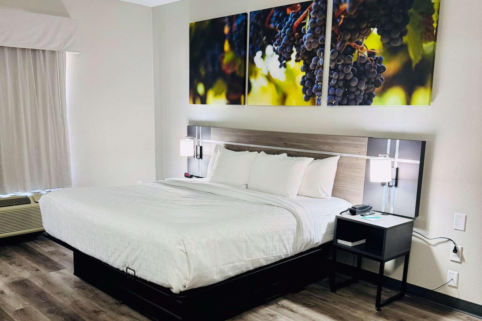 Clarion Pointe Hotel