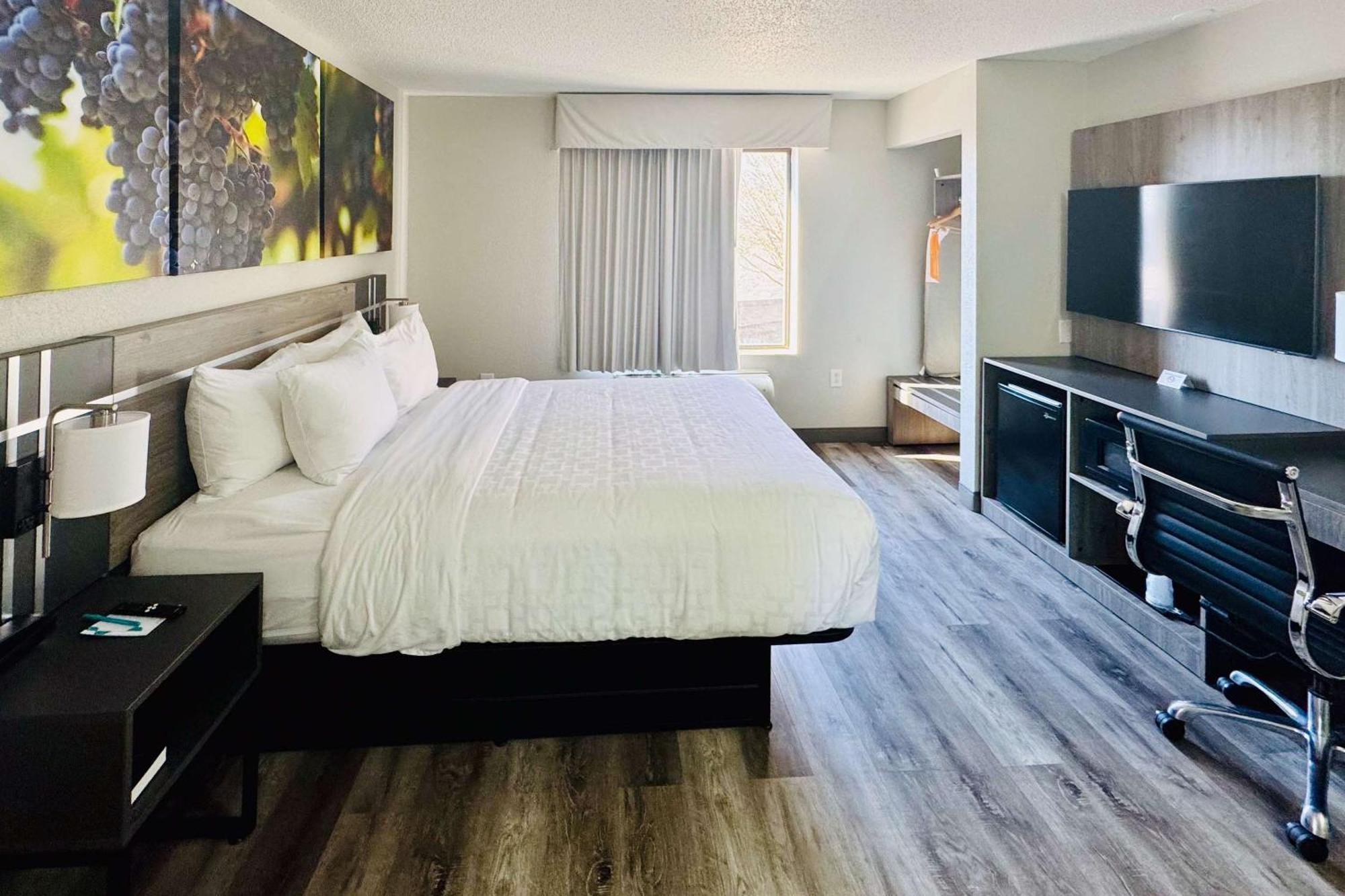 Hotel Clarion Pointe 2*