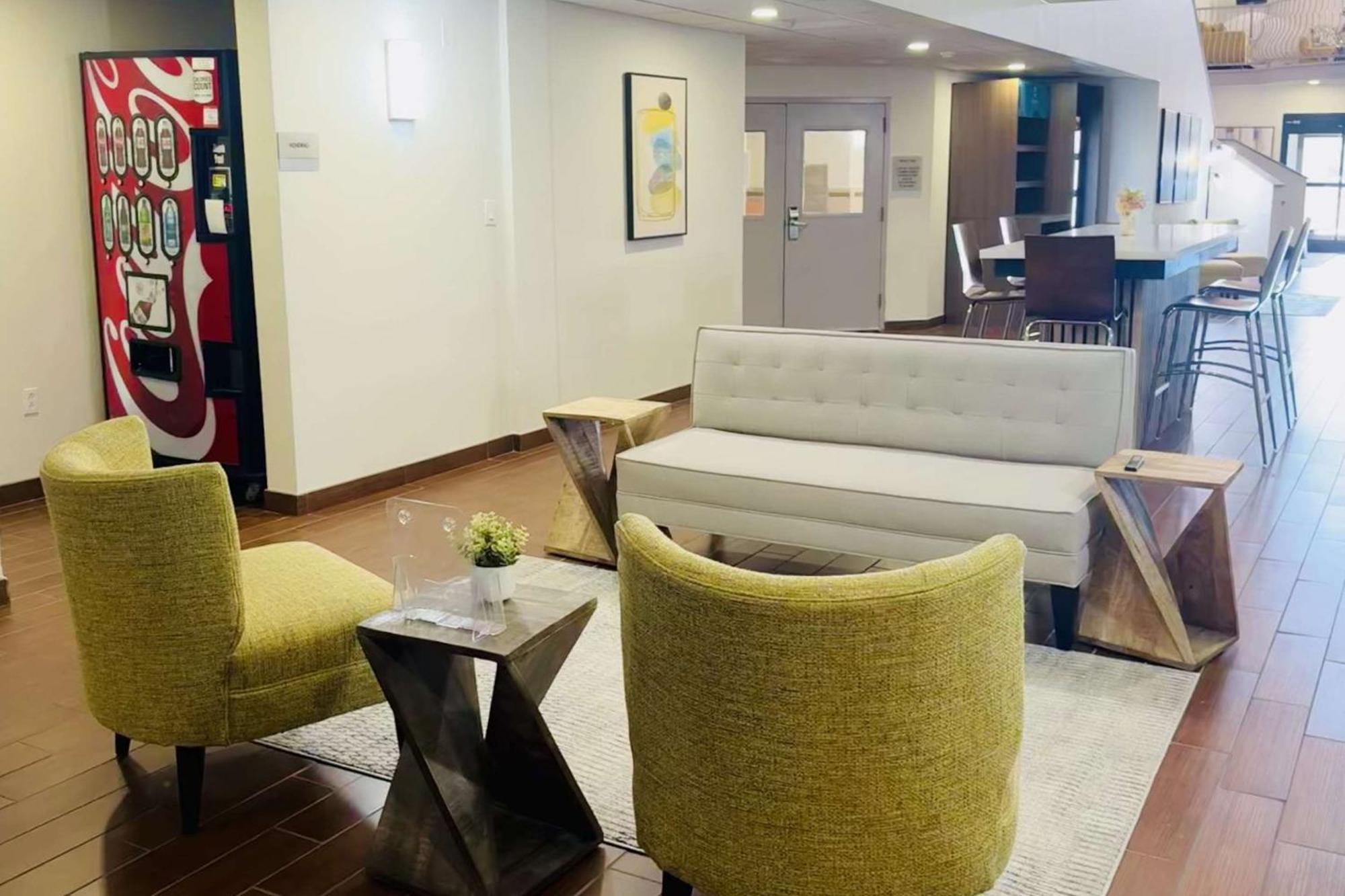 Clarion Pointe Hotel