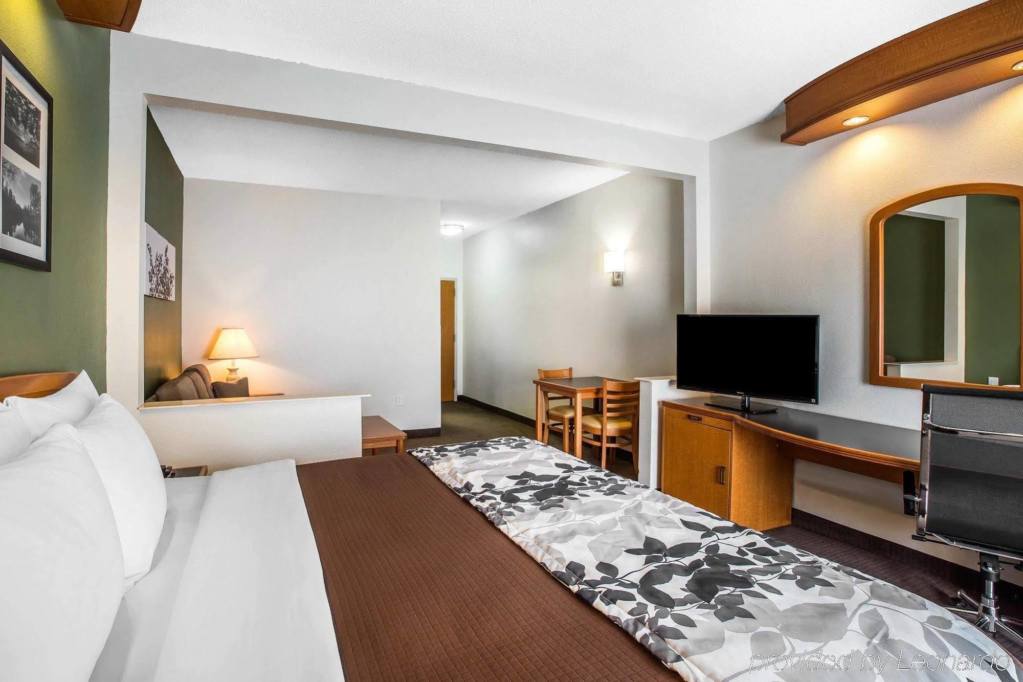 Clarion Pointe Hotel